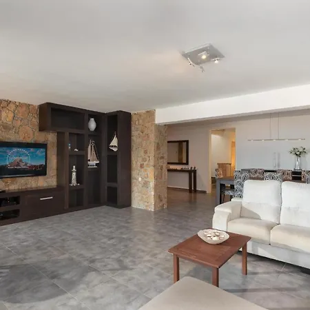 Apartman Lets Holidays With Sea Views In Cala Salions *