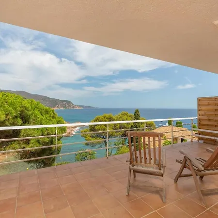 Daire Lets Holidays With Sea Views In Cala Salions *
