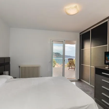 Apartman Lets Holidays With Sea Views In Cala Salions